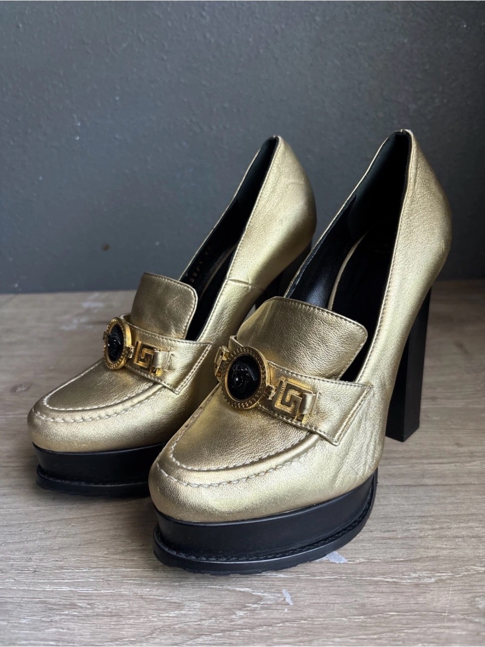versace gold medusa lesther heels sz 37